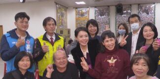 高虹安和鄉親長輩搏感情 續發長輩津貼