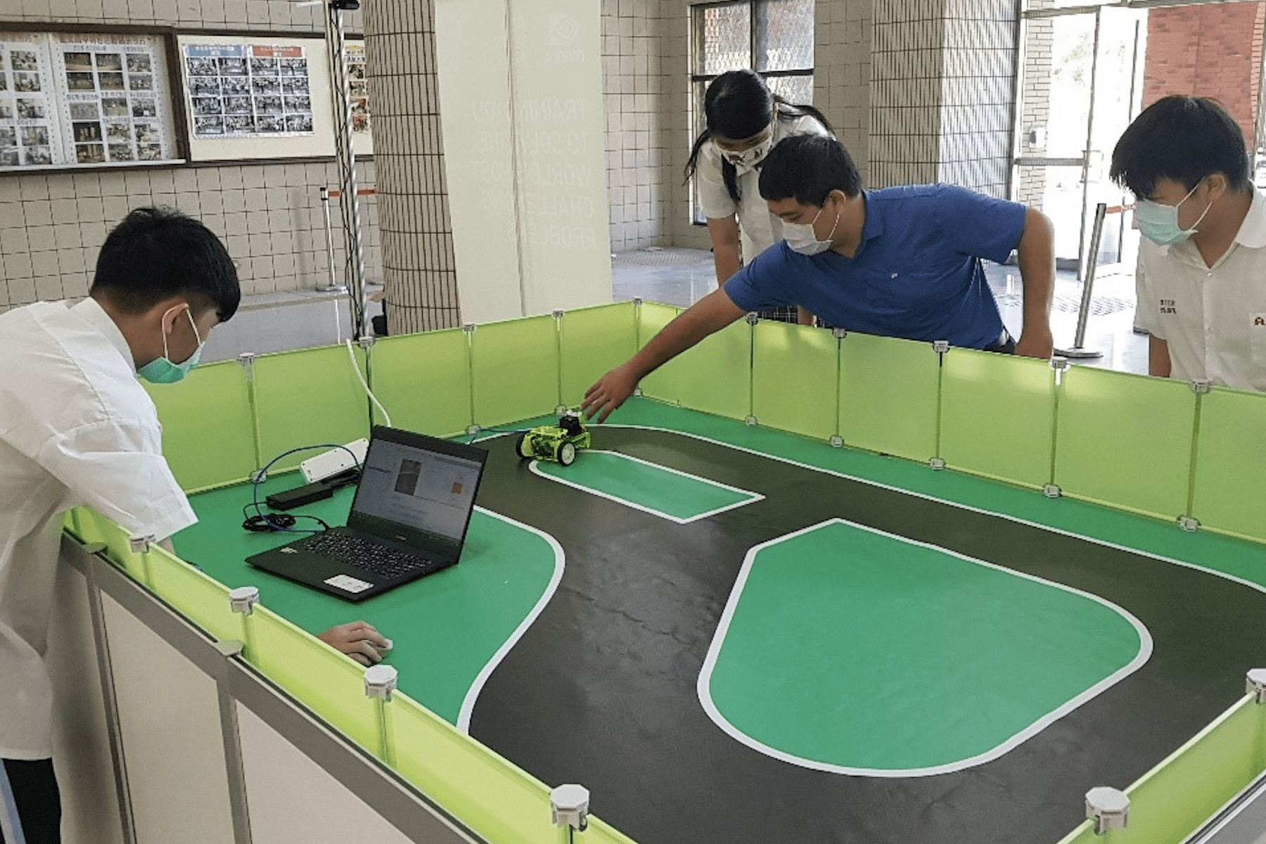 ▲參賽師生將使用 NVIDIA JetBot開放原始碼訓練自駕車機器學習，完成道路障礙識別挑戰。(圖/新北市青年局提供)