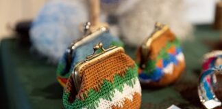 海廢再生聯盟五週年回顧展-迦南樂活全人發展協會現場展示海廢手作小物。(圖/海洋委員會海洋保育署)