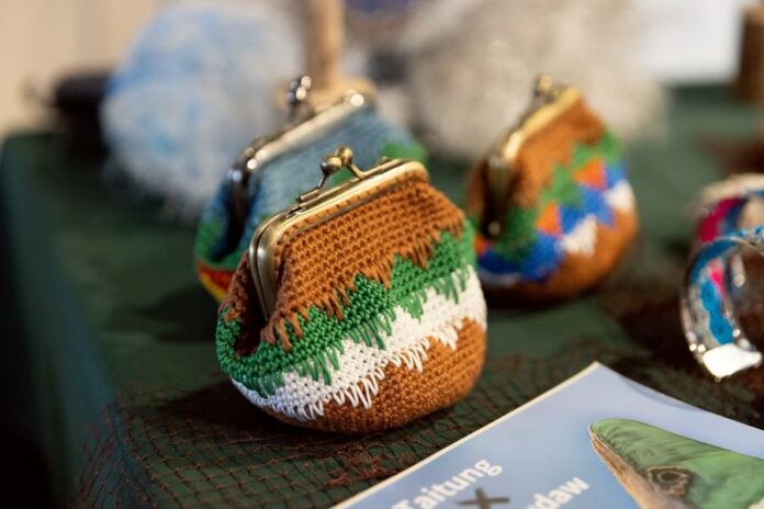 海廢再生聯盟五週年回顧展-迦南樂活全人發展協會現場展示海廢手作小物。(圖/海洋委員會海洋保育署)