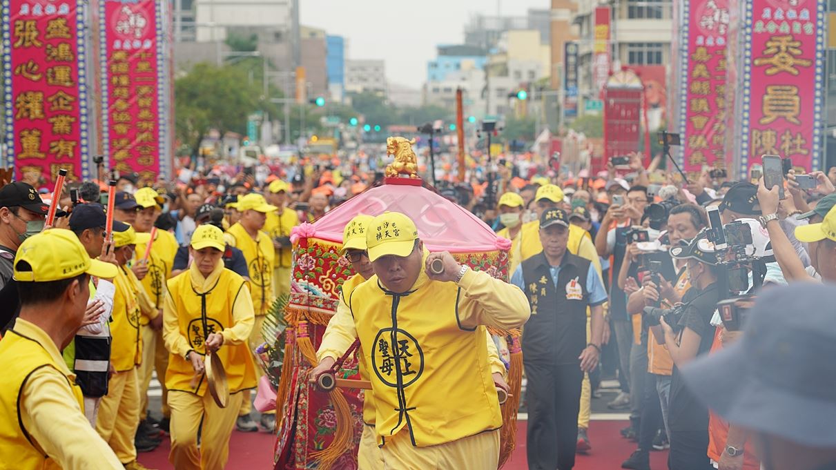 白沙屯媽祖「粉紅超跑」首次來嘉 人潮滿滿！黃敏惠市長祈願媽祖賜福  護佑全嘉