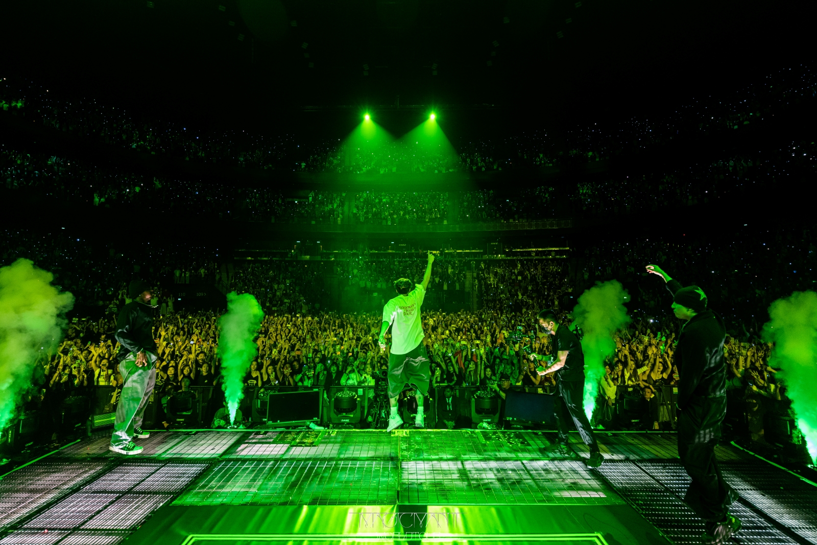 王嘉爾更邀請歌迷一同上台近距離互動。