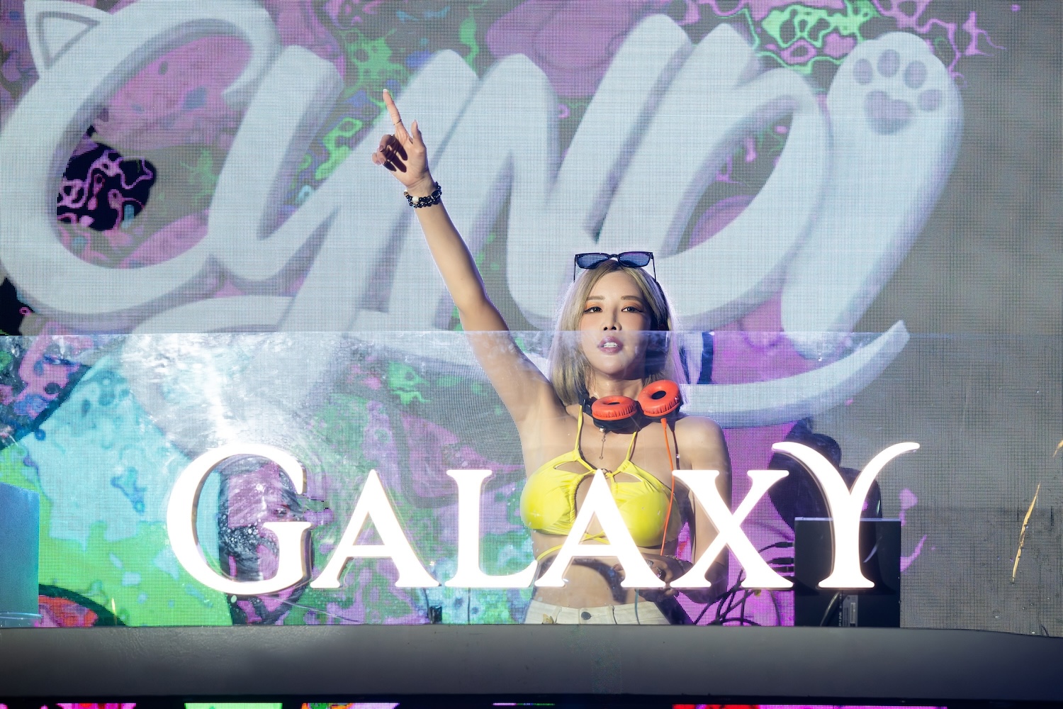 國際級DJ Cyndi為派對揭開序幕，以R&B與電音為賓客預熱。