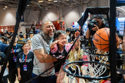 結合各項運動主題遊戲及精彩表演的籃球社區嘉年華周六在澳門威尼斯人內的NBA House舉行。