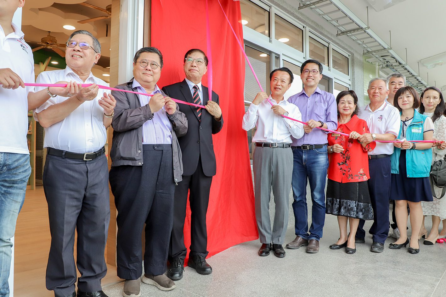 傑出校友回饋母校　中埔鄉中山國小新建圖書館啟用