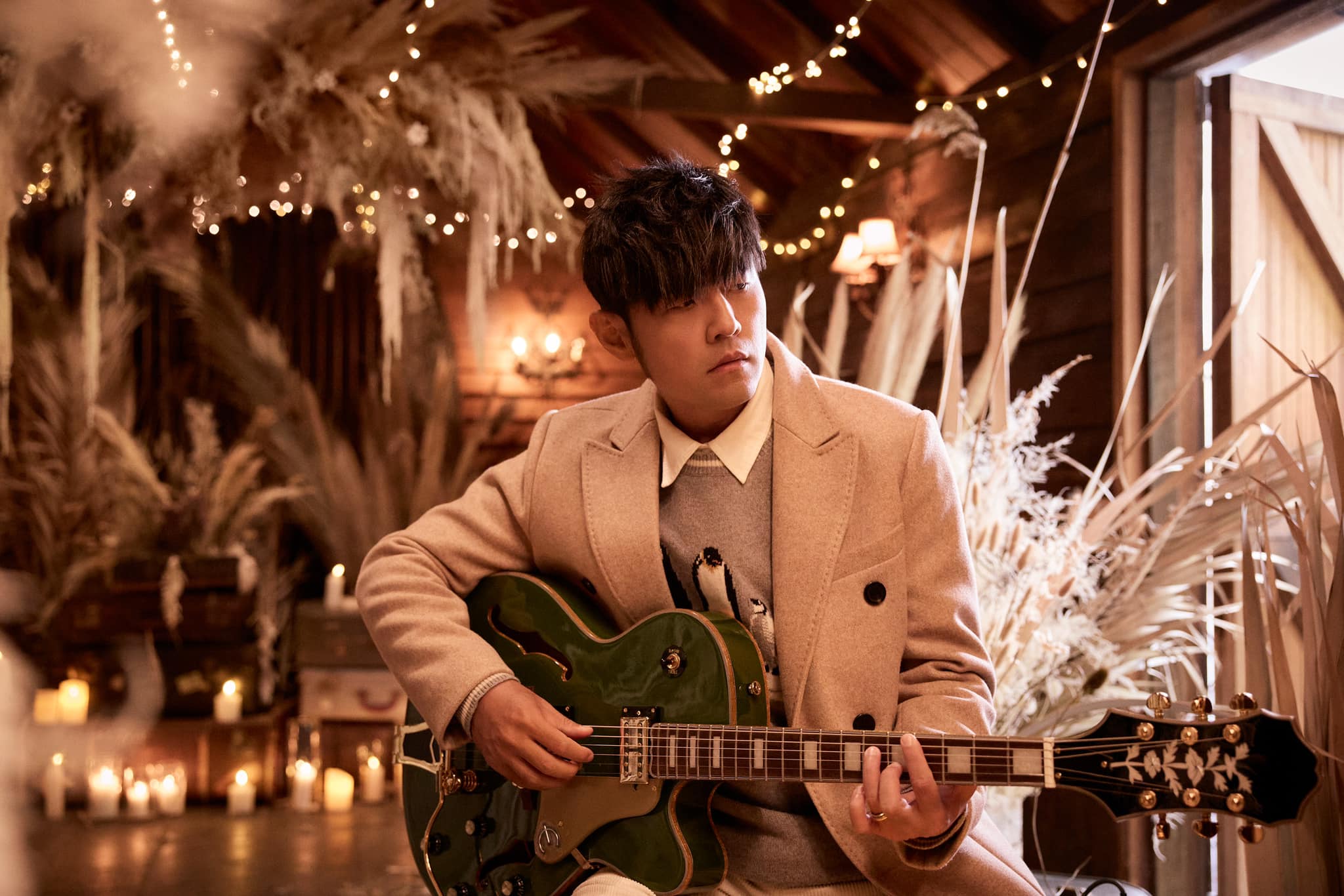 周杰倫無預警釋出新歌〈聖誕星 Christmas Star〉MV，找來「老搭檔」合唱入鏡！