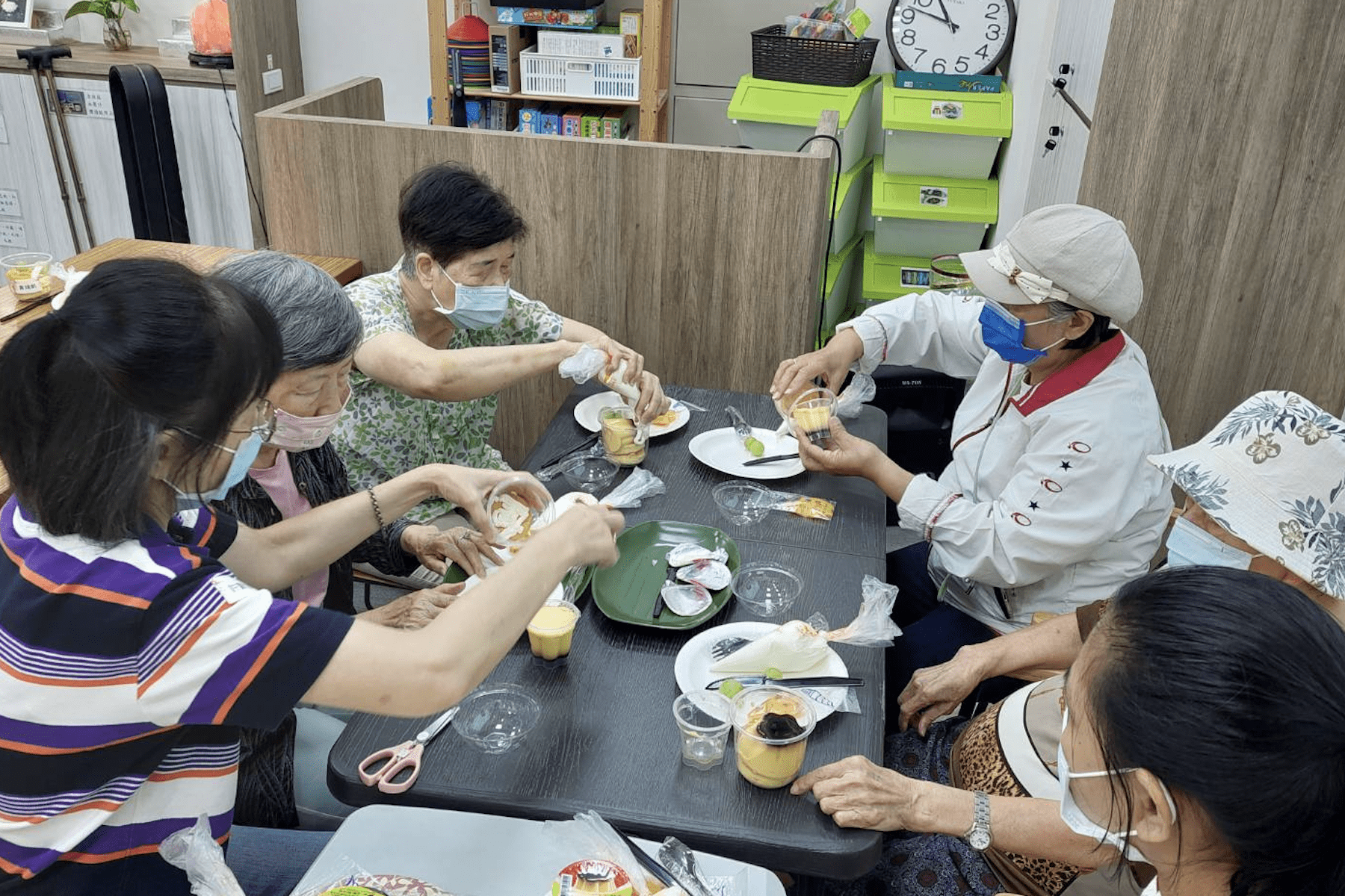 烘焙溫暖心     社區爺奶伴身障日照學員享受一日烘焙體驗