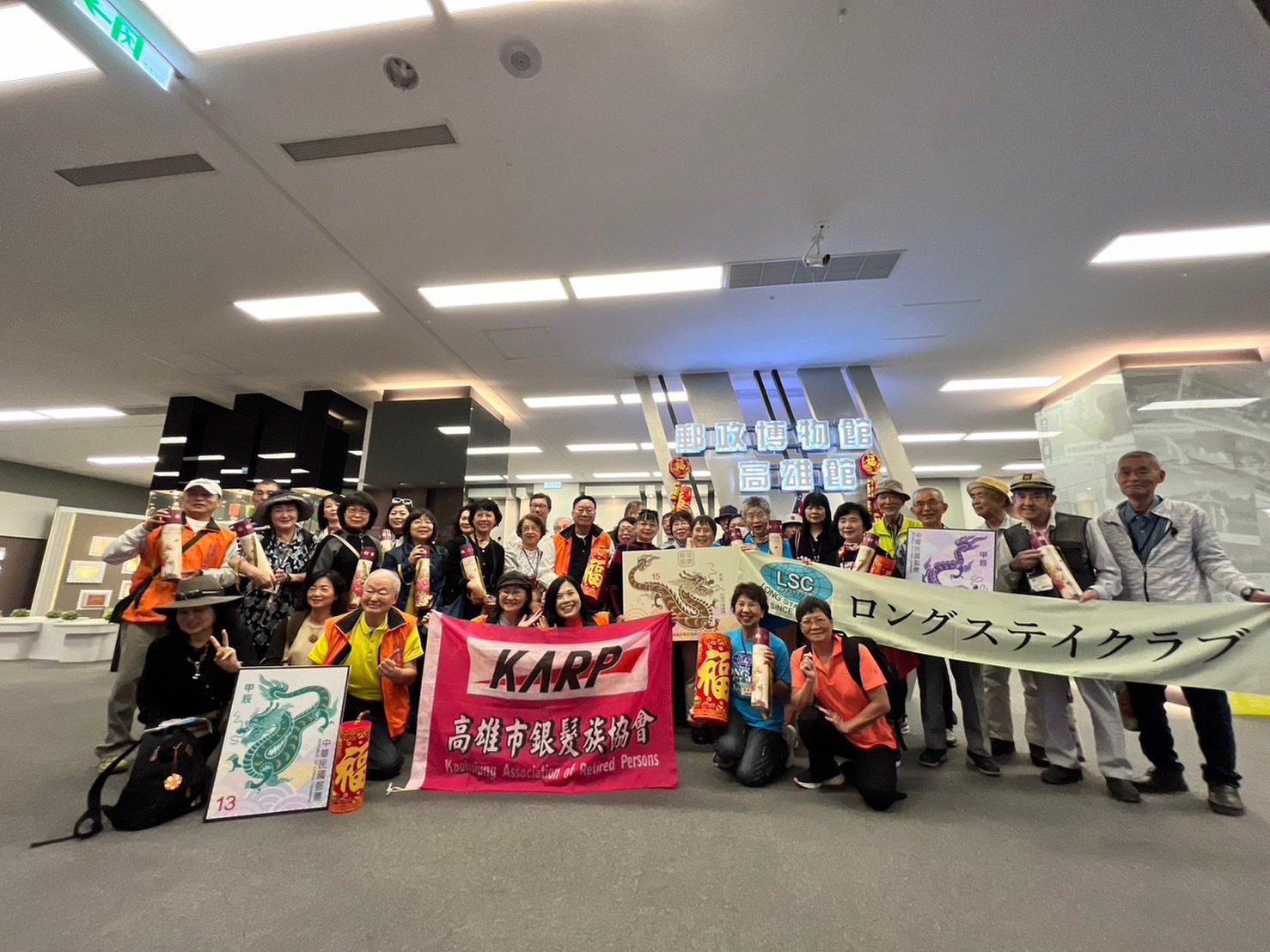 ▲日本長宿俱樂部與高雄市銀髮族協會共40多位長輩，參訪郵政博物館高雄館。（圖／郵博館高雄館提供）