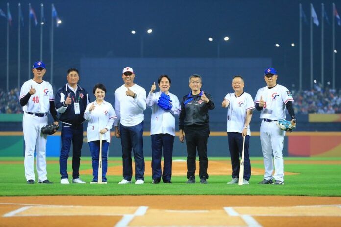 「2023世界棒球經典賽(WBC)」8日起在台中洲際棒球場副總統賴清德、台中市長盧秀燕、中國信託銀行董事長利明献、中華隊教練團王建民、彭政閔共同擔任開球嘉賓，李維拉、賴副總統投出漂亮的一球，利董事長、盧市長強力揮擊。(圖/台中市政府)