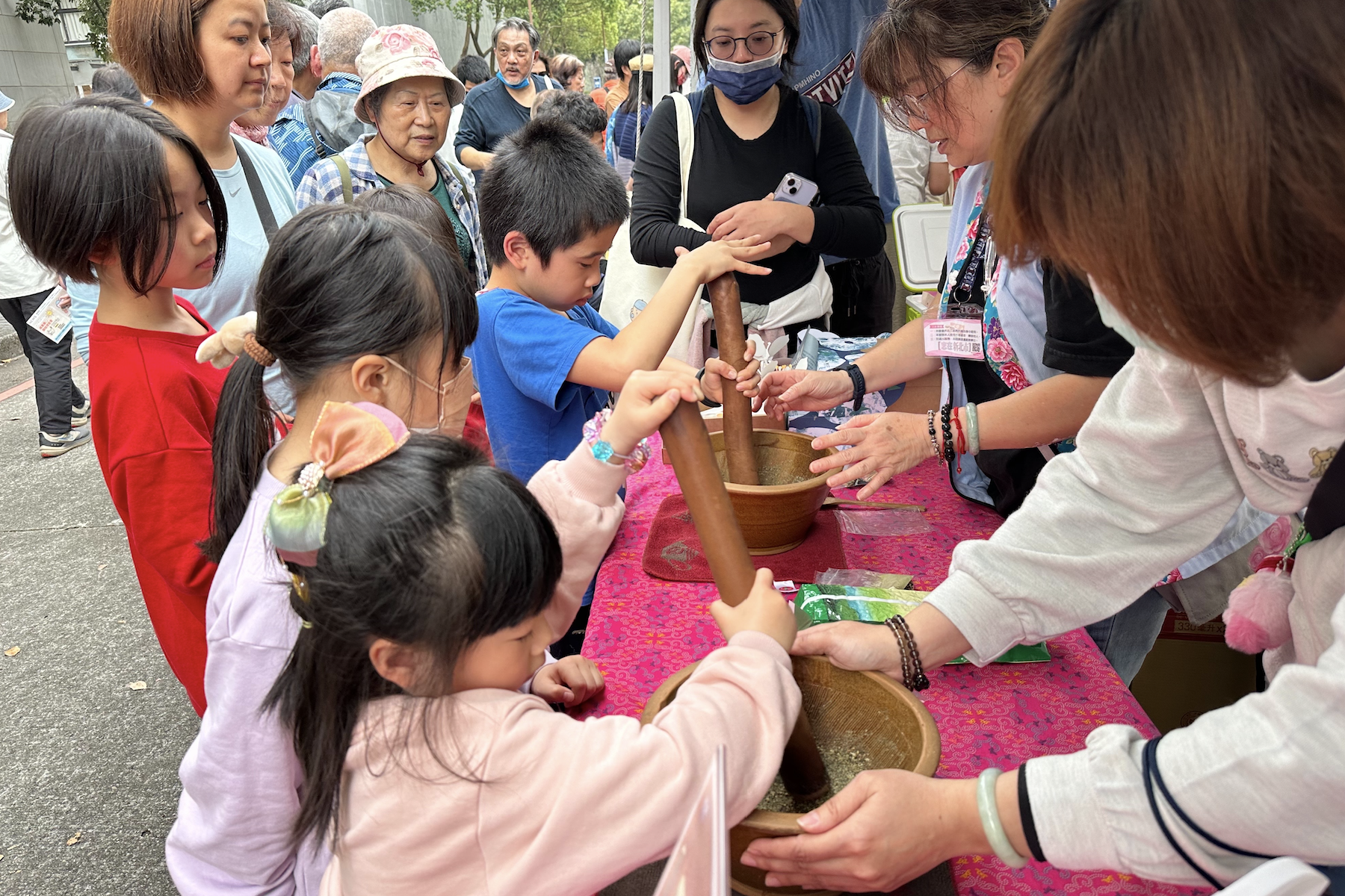 2024三峽綠茶季     客家擂茶DIY、纏花工藝體驗吸引眾多遊客