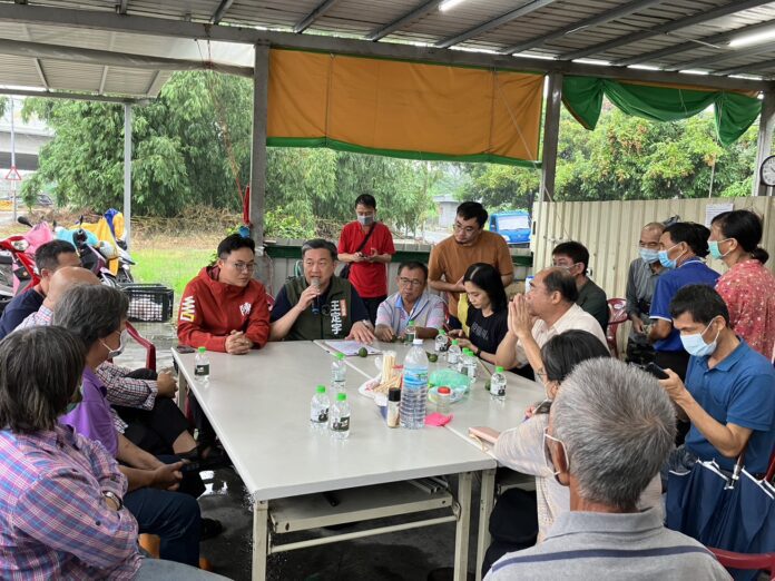 關廟的芭樂與香蕉落果嚴重 王定宇冒風雨召集中央地方共同會勘龜洞里芭樂與香蕉災損