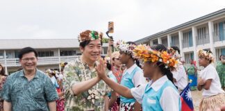 賴總統說，這份跨越7035公里的禮物，終於送到孩子們手中；看到他們興奮地試穿新鞋、露出開心笑容，也更加堅信，臺灣的愛與關懷，能為世界帶來更多溫暖。（取自賴總統臉書）