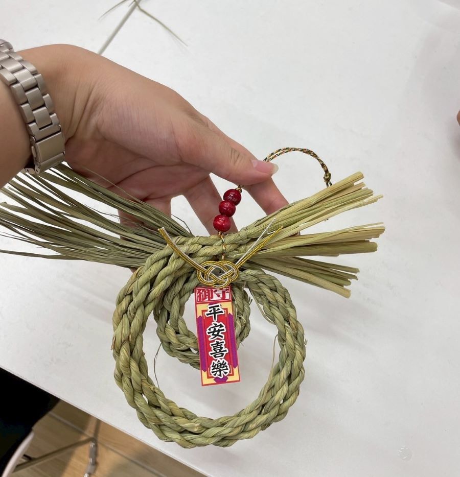 苗栗喜妹娜哇有限公司推出的稻草編織體驗，深受參與民眾製作的喜愛。(圖/苗栗縣政府)