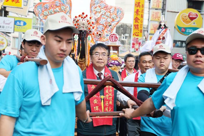全台 11 間城隍廟齊聚府城共同巡城,台南市長黃偉哲擔任主祭官,並在良辰吉時扶轎出廟。