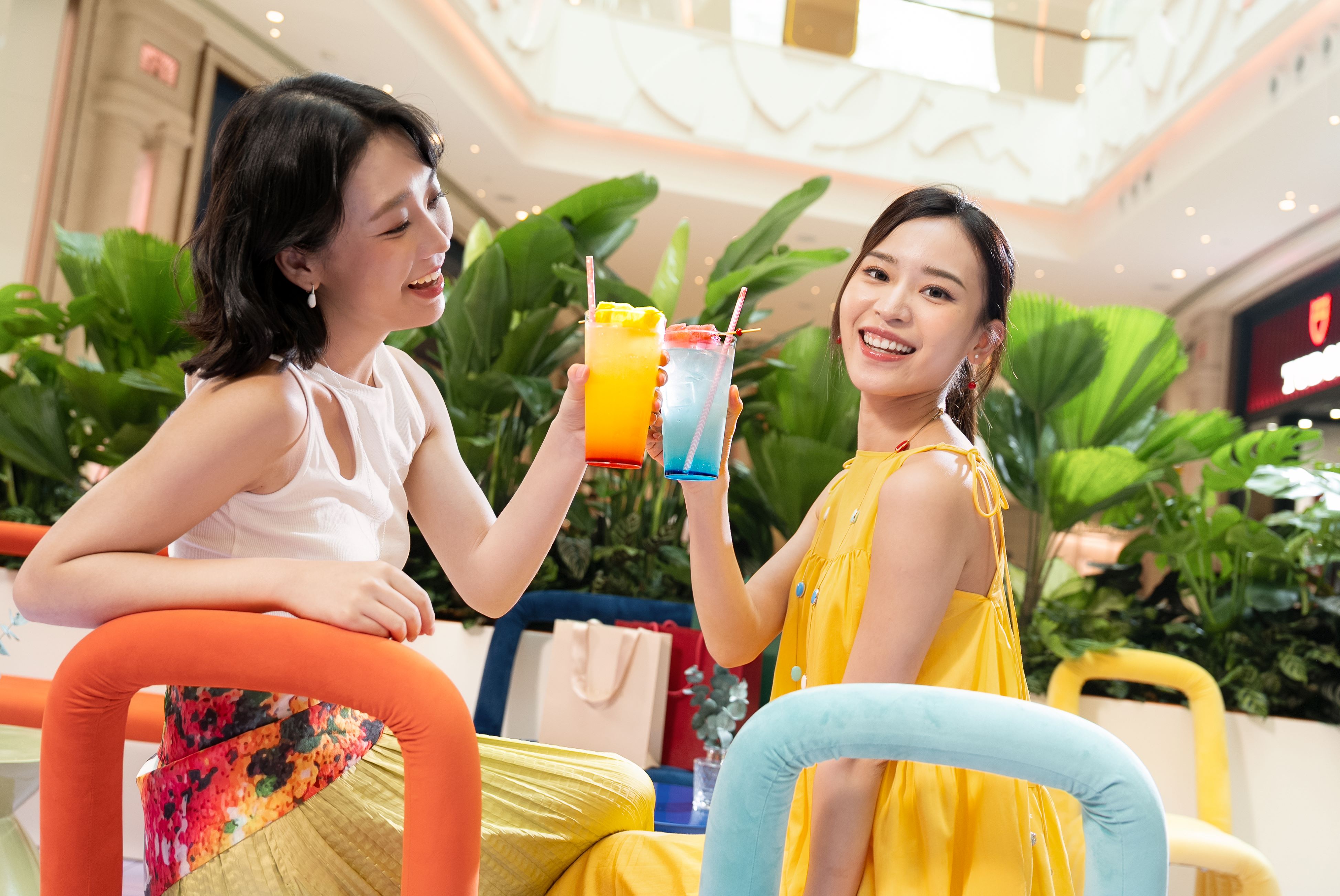 為了讓這個夏天更加難忘,澳門銀河推出了一系列獨家禮遇,在銀河時尚匯消費滿10,000澳門元的顧客可前往「時尚酷吧」享用由澳門銀河 萊佛士長廊酒吧屢獲殊榮的調酒師 Nokoy Mak 設計的免費無酒精雞尾酒。