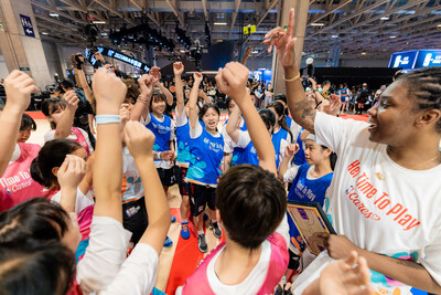 一眾青少年參與周日在澳門威尼斯人內的NBA House舉行的公益周壓軸活動──「女生主場」籃球交流活動。