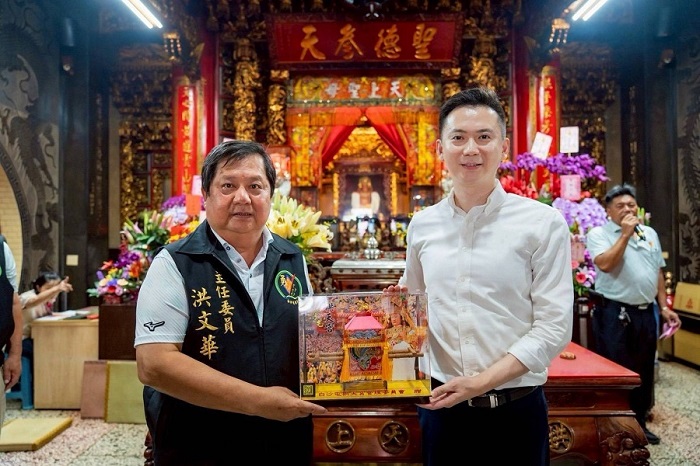 白沙屯拱天宮主委洪文華熱情回應並敲定日期。拱天宮更特別回贈象徵媽祖座駕的「粉紅超跑」模型，代表祝福與友誼。 （竹北市公所提供）