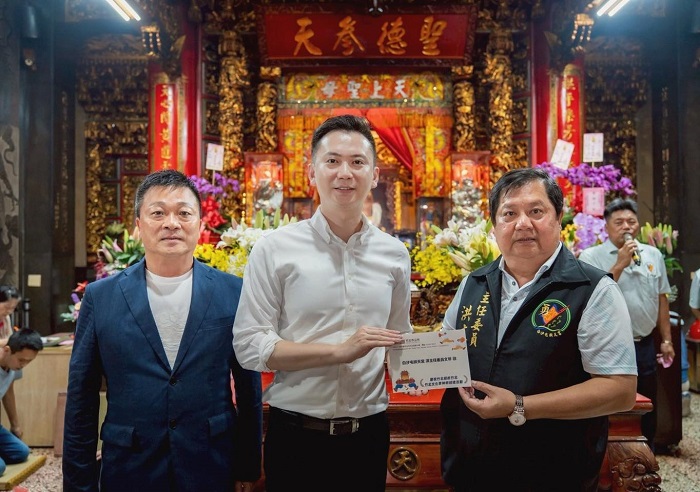 竹北天后宮主委林啟賢（左起3人）與竹北市長鄭朝方共赴白沙屯拱天宮邀請駐駕，拱天宮主委洪文華表示支持並回贈「粉紅超跑」模型，作為祝福與友誼。（竹北市公所提供）