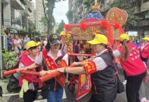 影音/粉紅超跑來了 媽祖駕到吸引信眾前來新北祈福平安