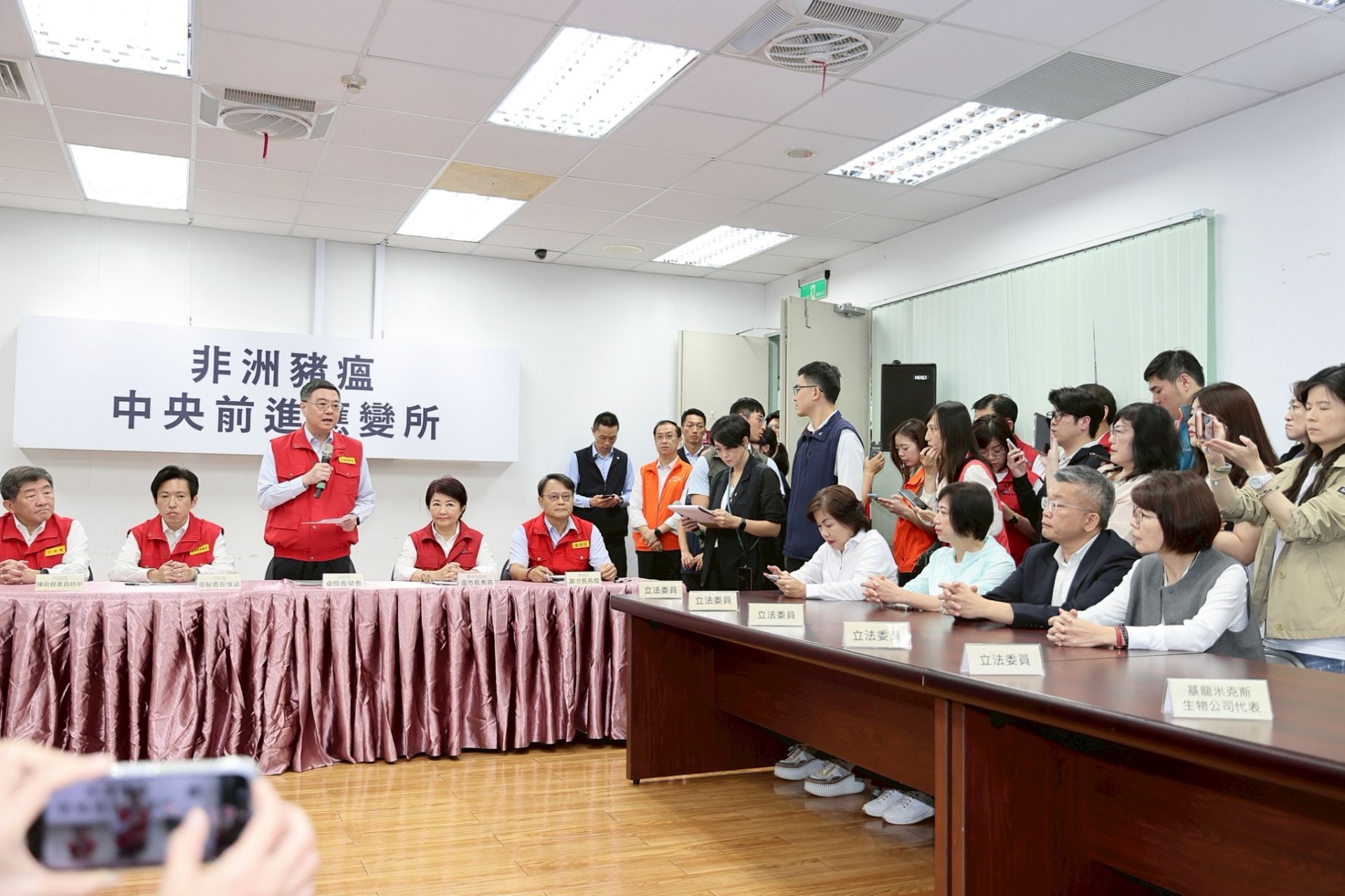 捐贈儀式現場座無虛席,行政院長卓榮泰、立法委員及多位防疫專家共同見證企業攜手政府強化防疫量能。