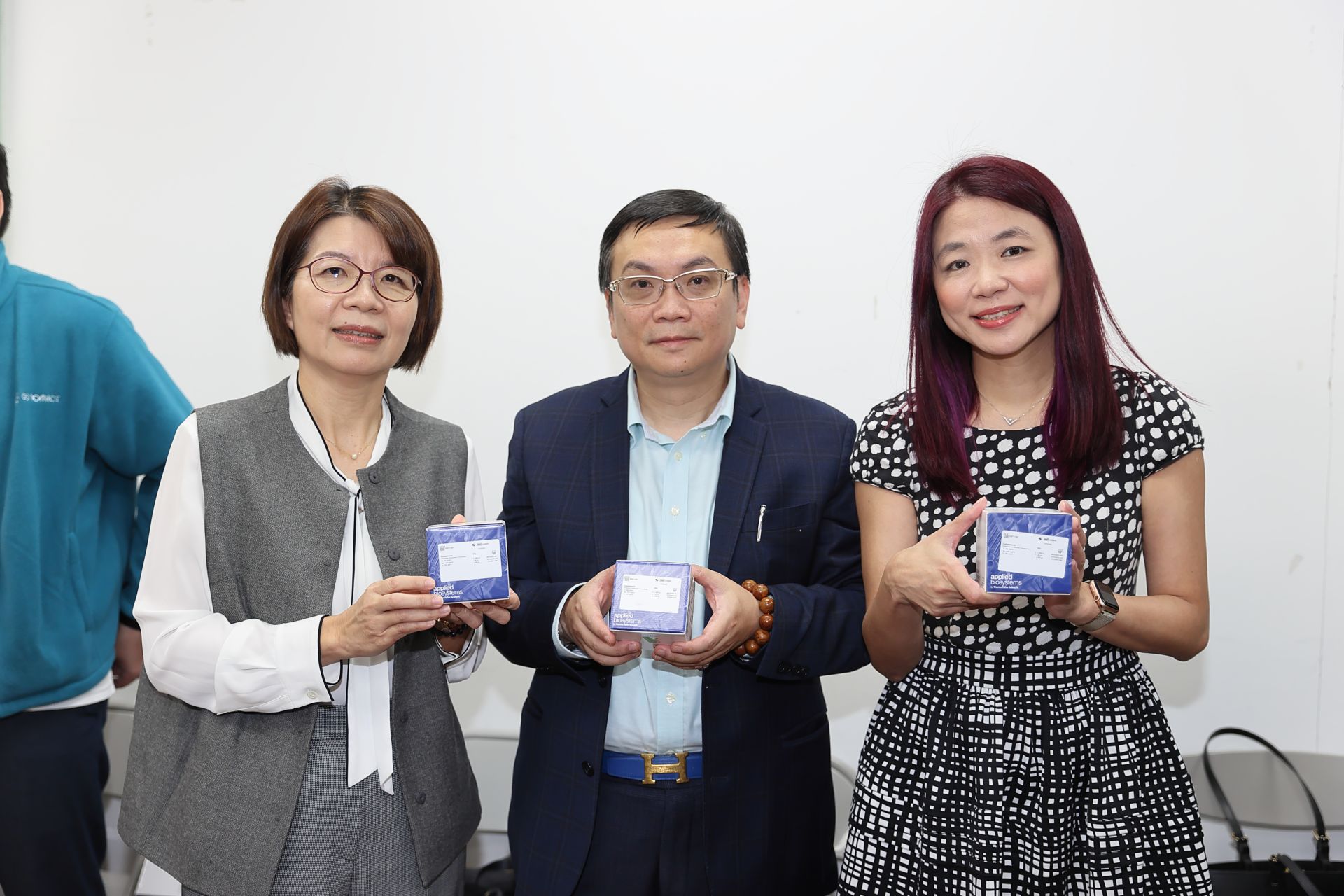 立法委員黃秀芳(左)、基米董事長周孟賢(中)、賽默飛世爾台灣區總經理鄭婷之(右)展示 VetMAX™ 非洲豬瘟病毒檢測試劑套組。官方提供