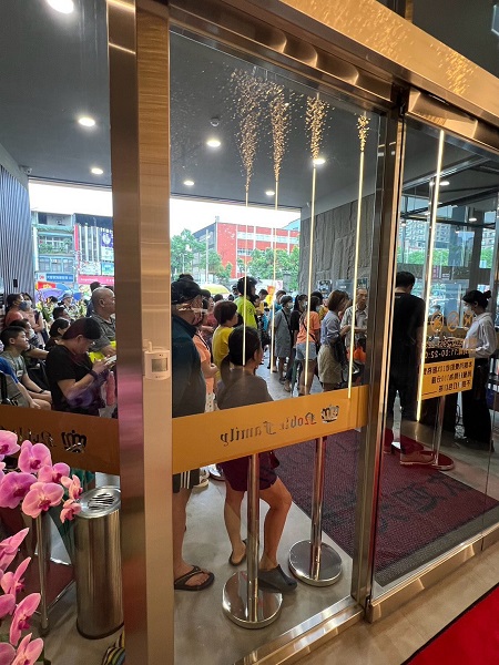 不少民眾一早就來排隊、想嘗鮮,頭香男子表示自己上午八點多就來排隊。(圖/品牌提供)