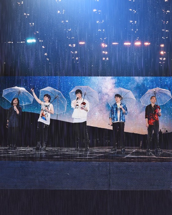 五月天日前在北京鳥巢開唱遇到大暴雨,依舊敬業地在台上賣力演出。(摘自五月天阿信臉書)