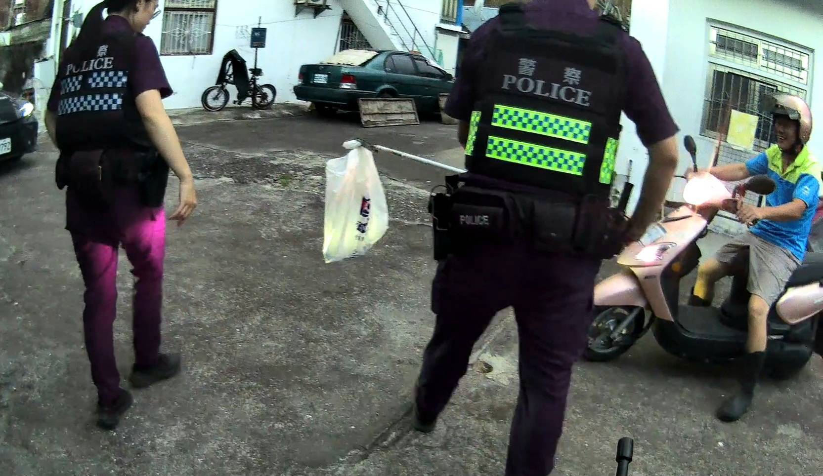 蛇闖廚房！關山警變身「捕蛇達人」　臭青母釋臭全場驚呼：名副其實！