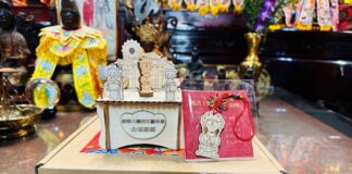嘉義市政府推出「嘉義廟思MUSES在桃城」為主題，由專業團隊為寺廟找出市場定位-嘉義王靈宮的文創商品跳脫傳統走向年輕化。(圖/記者林均和攝)