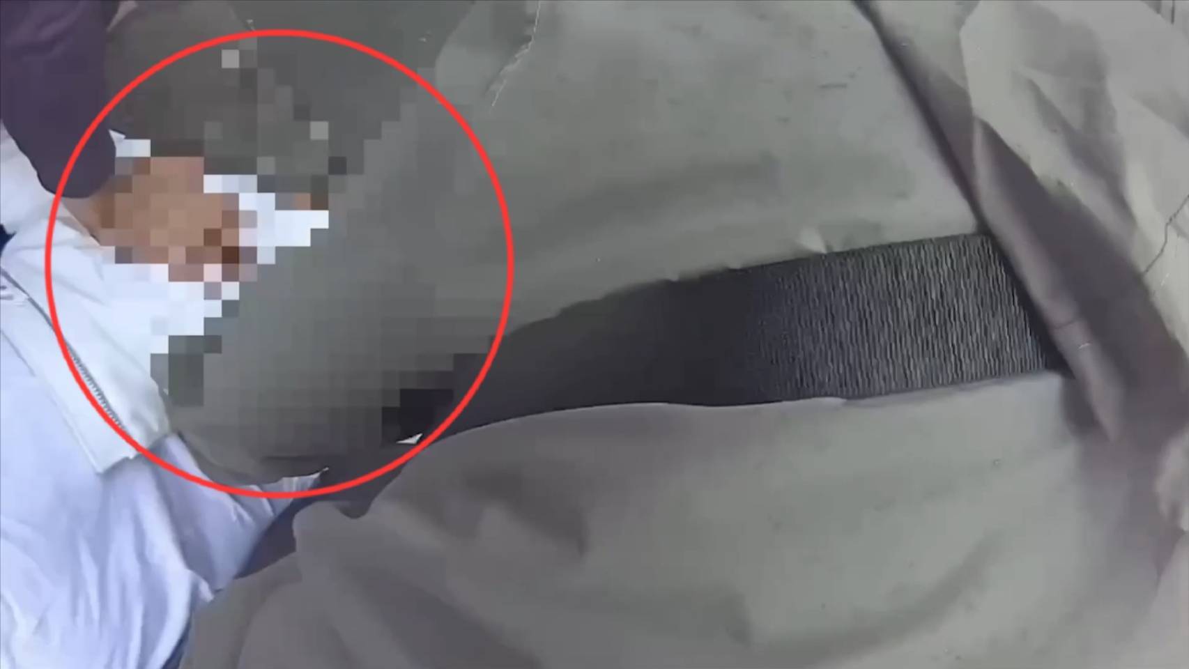 ▲警方包圍車手。(翻攝畫面) ▲警方包圍車手。(翻攝畫面)