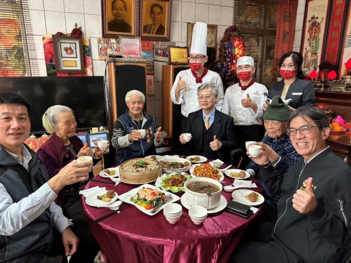 台中榮總醫院副院長傅雲慶訪視退休獨居榮民，贈送五星級年菜，並在退休榮民李殿華伯伯家中跟大家提前聚餐圍爐。（圖/台中榮總醫院）