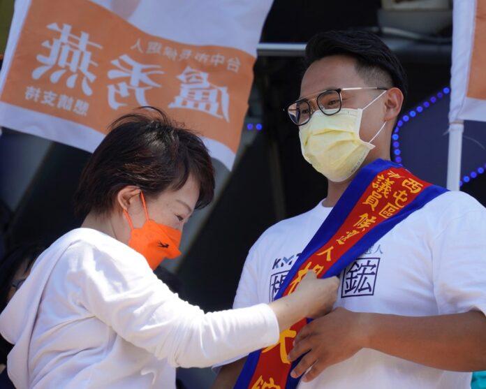 台中市長盧秀燕利用星期假日出席景選活動，24日上午出席台中市議員候選人楊大鋐聯合競選總部成立大會，這也是她在市區的首座議員聯合競總，盧秀燕市長也為楊大鋐披上競選肩帶。（圖/盧秀燕競選總部）