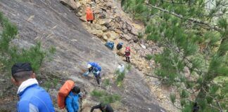 南投林管處水里工作站森林護管員協助師生通過郡大林道39.5公里大崩壁。（圖/林務局南投林管處）