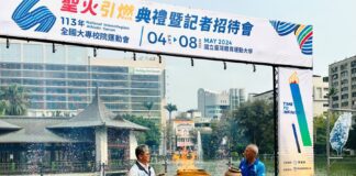 今年全大運15日選在深具歷史意藍的台中公園湖心亭舉行聖火引燃儀式，由臺灣體大校長許光麃與體育署副署長房瑞文手持歷史意涵的繩紋陶罐，象徵舀起在地臺中湖水，點燃聖火。(圖/記者林均和攝)