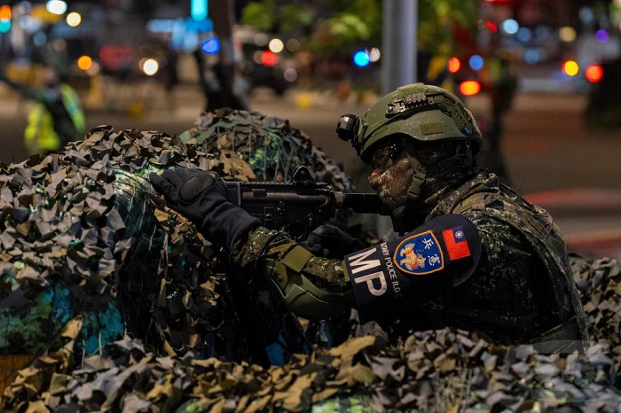 官兵於陣地內實施警戒。(圖/憲指部提供)