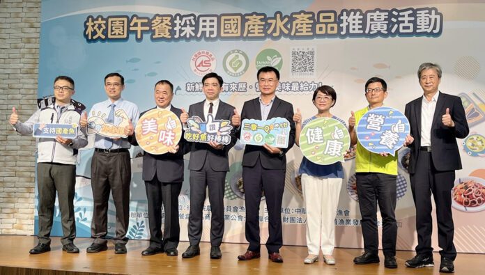 ▲ (左至右)中華民國餐盒食品商業同業公會陳明信理事長、中華民國全國漁會 林啟滄總幹事、行政院農業委員會漁業署 張致盛署長、行政院農業委員會陳吉仲主委、教育部戴淑芬副署長、農糧署蘇茂祥副署長、漁業署王政芳副署長活動合影。(圖/孟憲玉攝影)