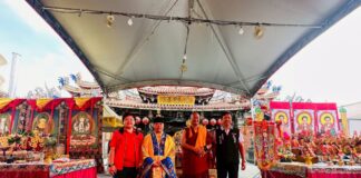 烏日煌天宗寶光宮結合樂成宮邀藏傳佛教法王在農曆7月的最後一天於樂成宮廟埕舉辦祈福法會。(圖/記者林均和攝)