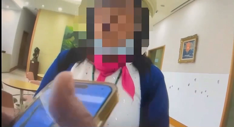 ▲婦人不聽警方勸阻提款，被查出通緝身分。（翻攝畫面）