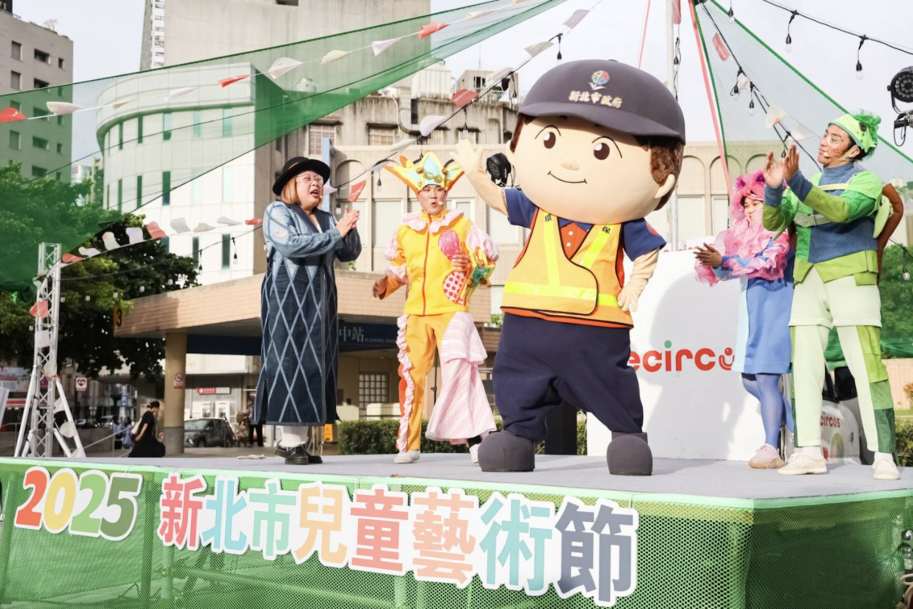 新北環保劇《藍海守護行動》府中首演     結合兒藝節倡減塑     數百親子響應