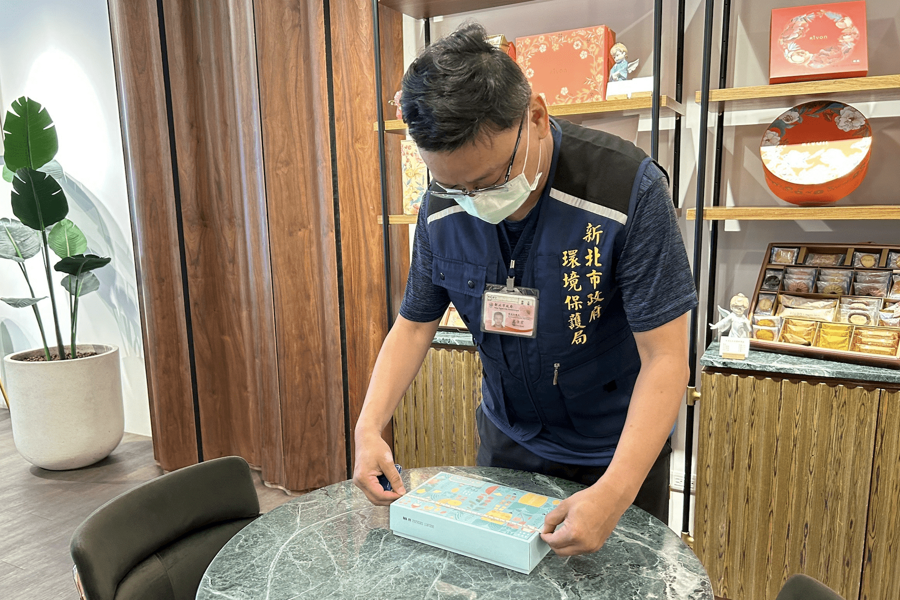 杜絕過度包裝!新北環保局端午節前夕突擊稽查     業者全數符合環保規範