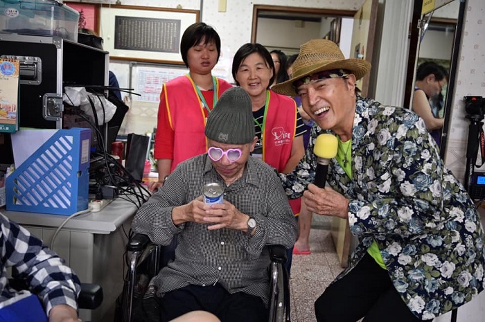 晚年林沖致力公益,近18年與「台灣優質生命協會」合作,走遍全台社福機構,以歌聲慰藉弱勢,溫暖無數身心障礙兒童與長輩。(翻攝自林沖臉書)