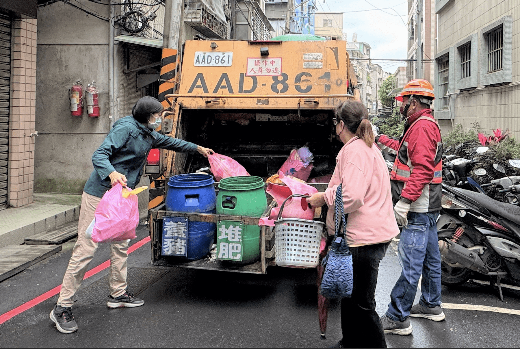 ▲清潔隊員執行垃圾收運勤務。(圖/新北市環保局 提供)