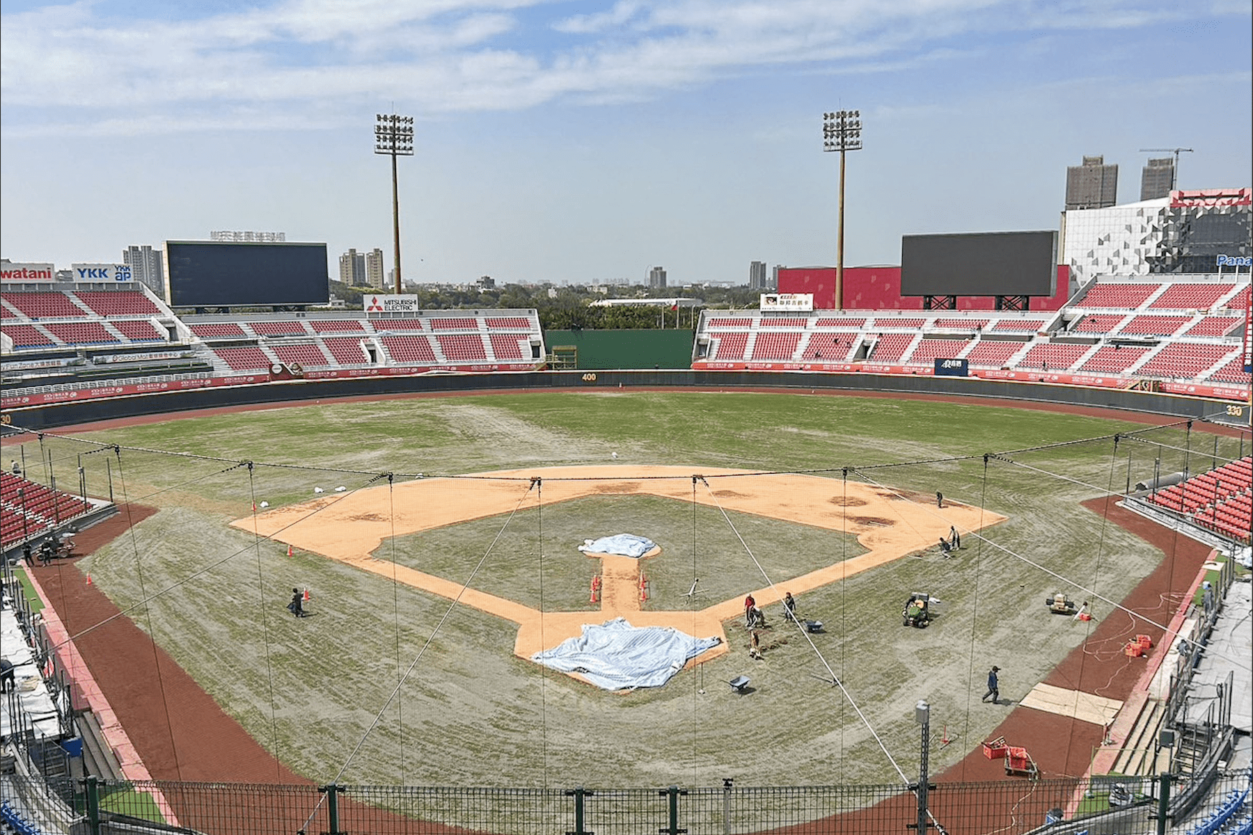 樂天桃園國際棒球場改善工程進度近9成      美日韓技師協助鋪設紅土