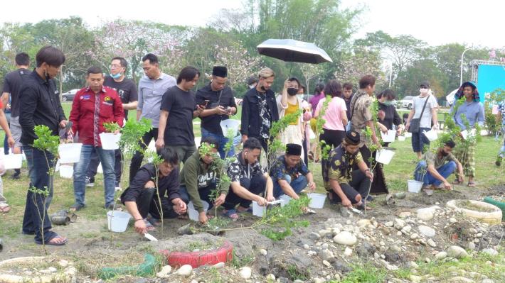 來自各地500多位移工、事業單位代表及民眾齊聚林內，歡慶開齋美食節並為愛種樹。