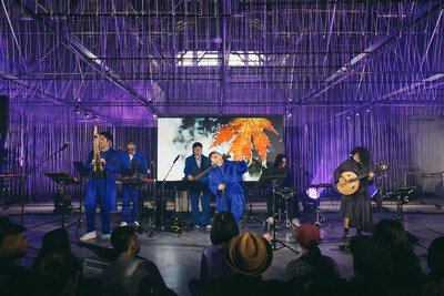 於文博會限定音樂表演中，ViewSonic 138吋LED折疊式顯示器憑藉高機動性、All-in-One設計與無縫色彩還原技術，在「接海之島」展區一隅打造沉浸式聲光體驗，強化視覺臨場感。
