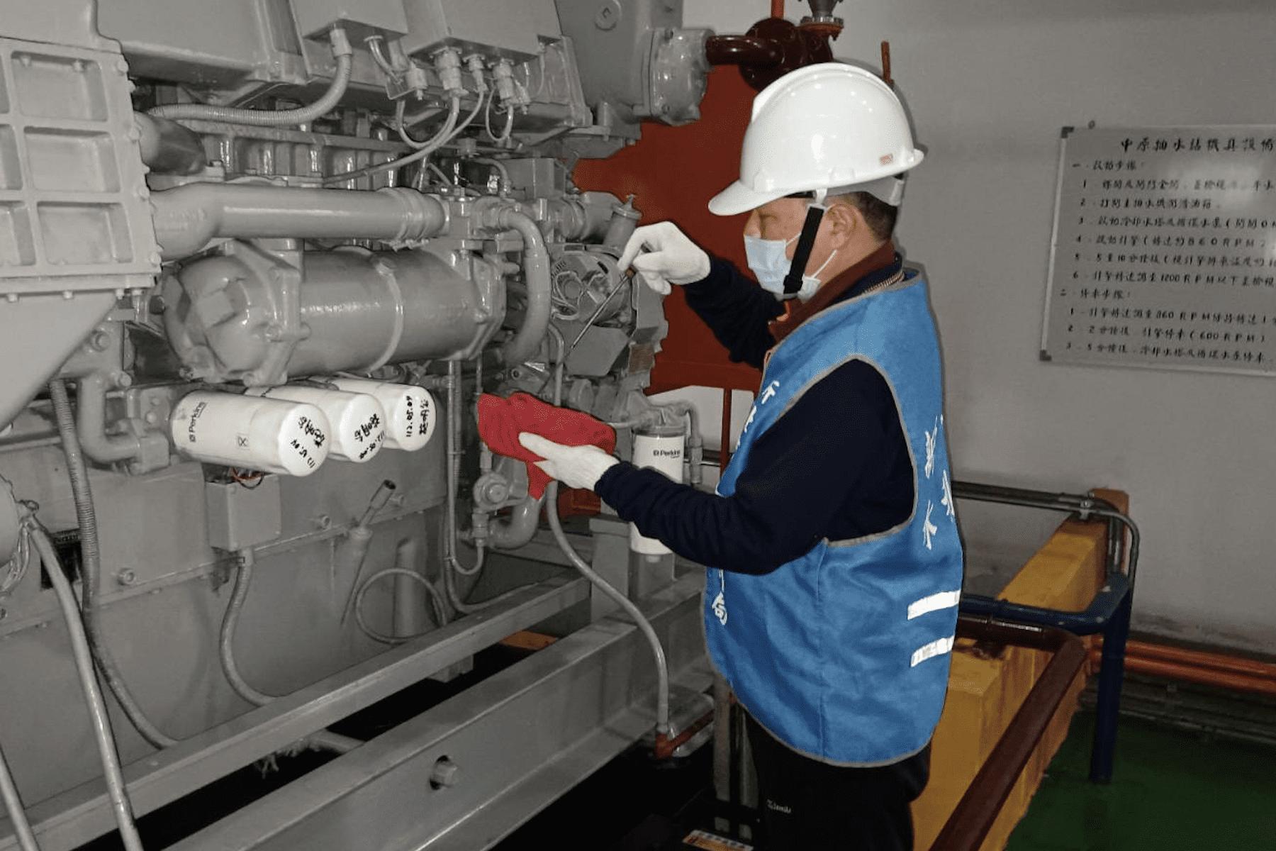 ▲抽水站站員啟動機組前，檢查機油高度，確保機組運作安全。(圖/新北市水利局 提供)