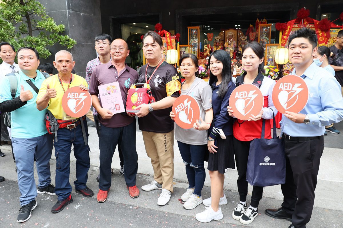 影音／大甲媽回鑾停駕宏仁醫院　白袍醫扛轎 截肢男跟走祈福