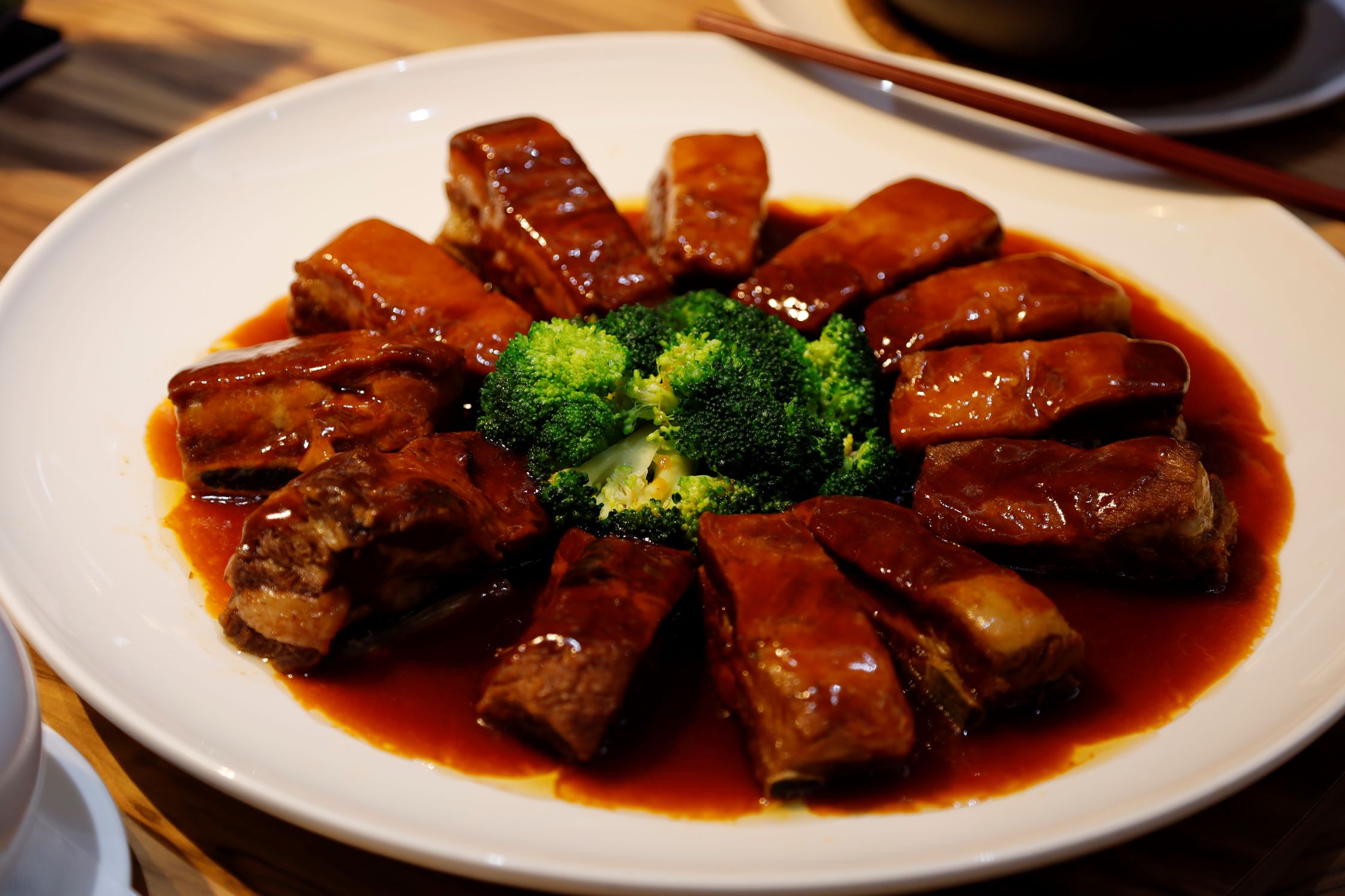 ▲以上海菜聞名的曉鹿鳴樓餐廳用精巧的料理將國產台灣豬的美味充分展現出來。（圖/薛郁雯拍攝）