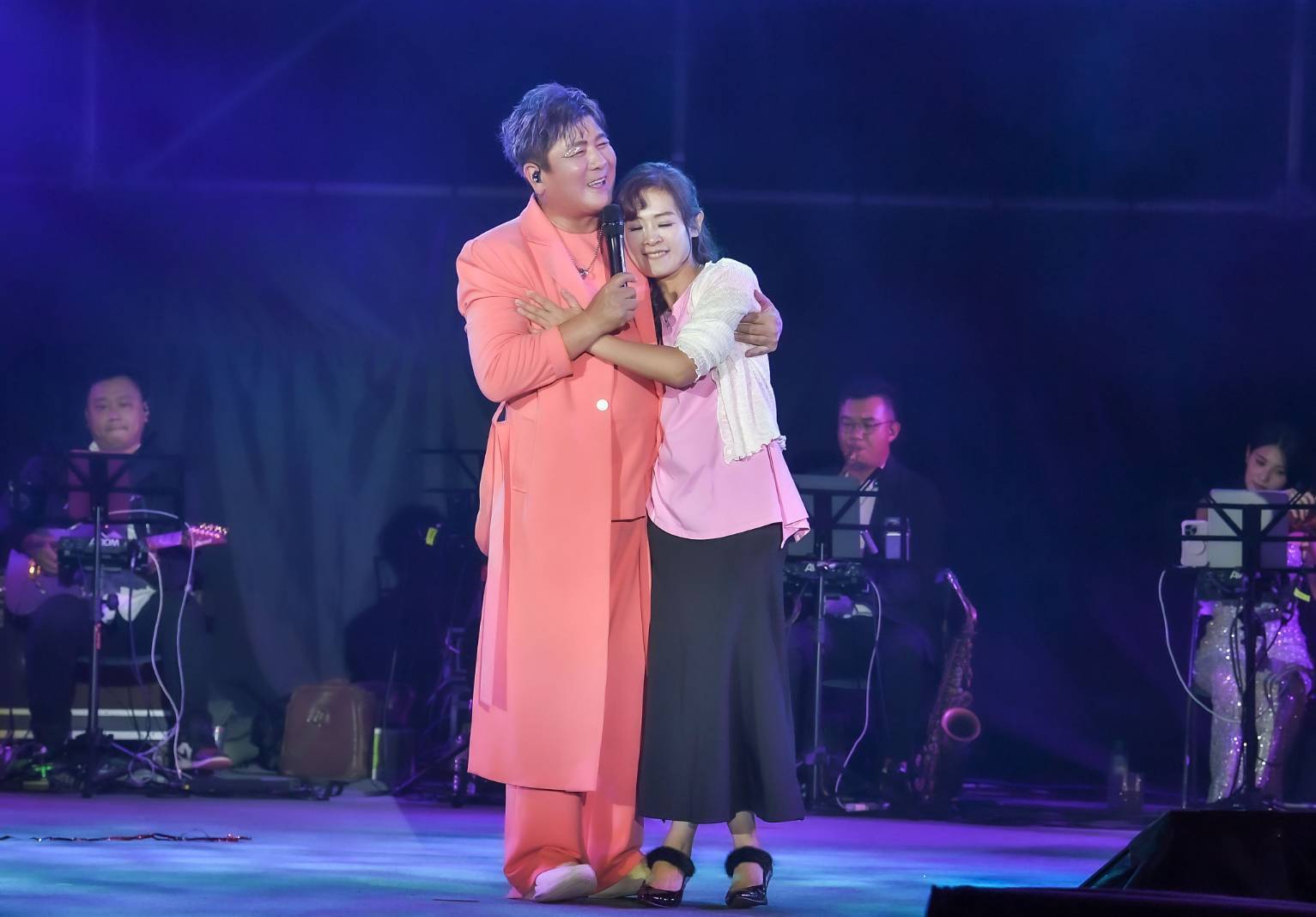 演唱自創曲〈老爺〉時，愛妻驚喜現身舞台，溫馨擁抱掀全場尖叫。