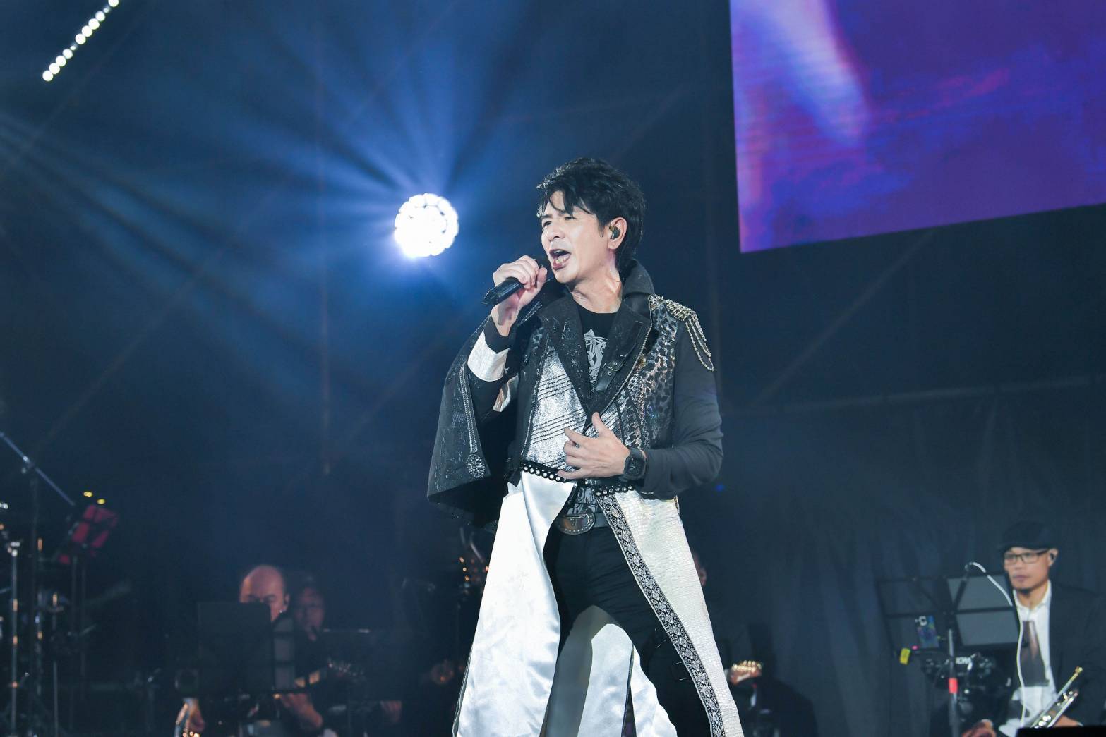 身穿華麗戰袍熱唱霹靂神曲〈英雄路〉〈轟動武林〉等代表作，全場掌聲不斷。